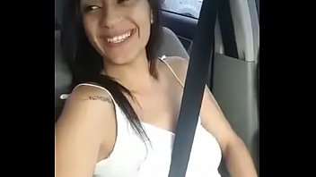 Namorada se masturbando no carro